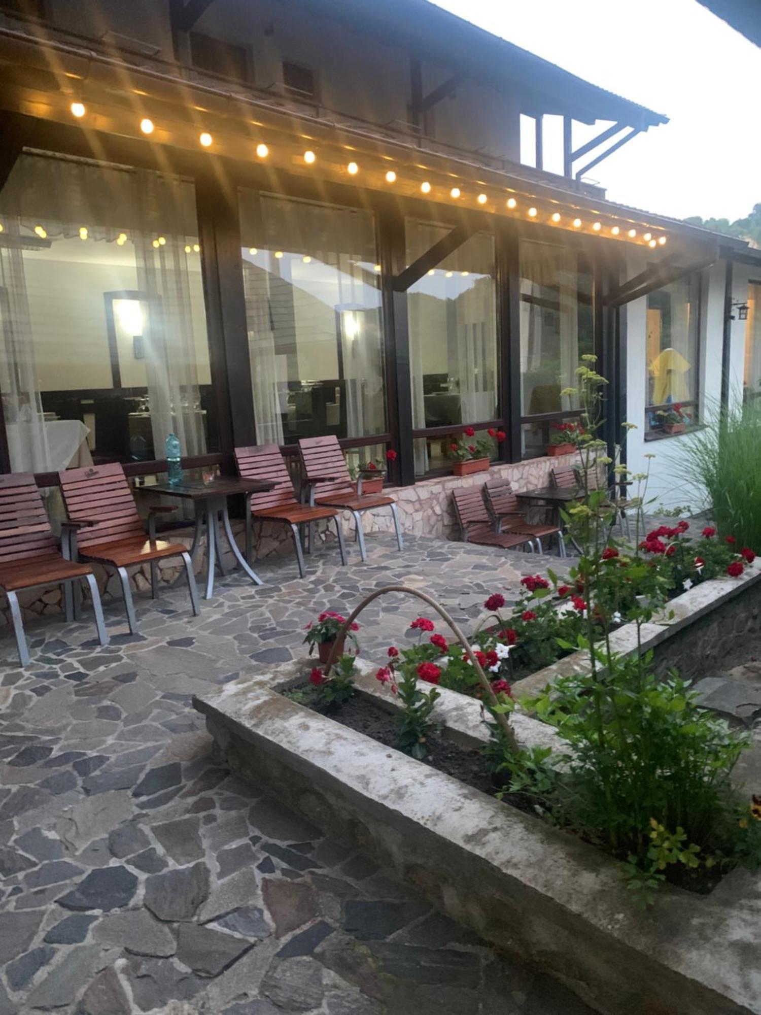 No Comment Rustic Hotel Curtea de Argeş Exterior foto
